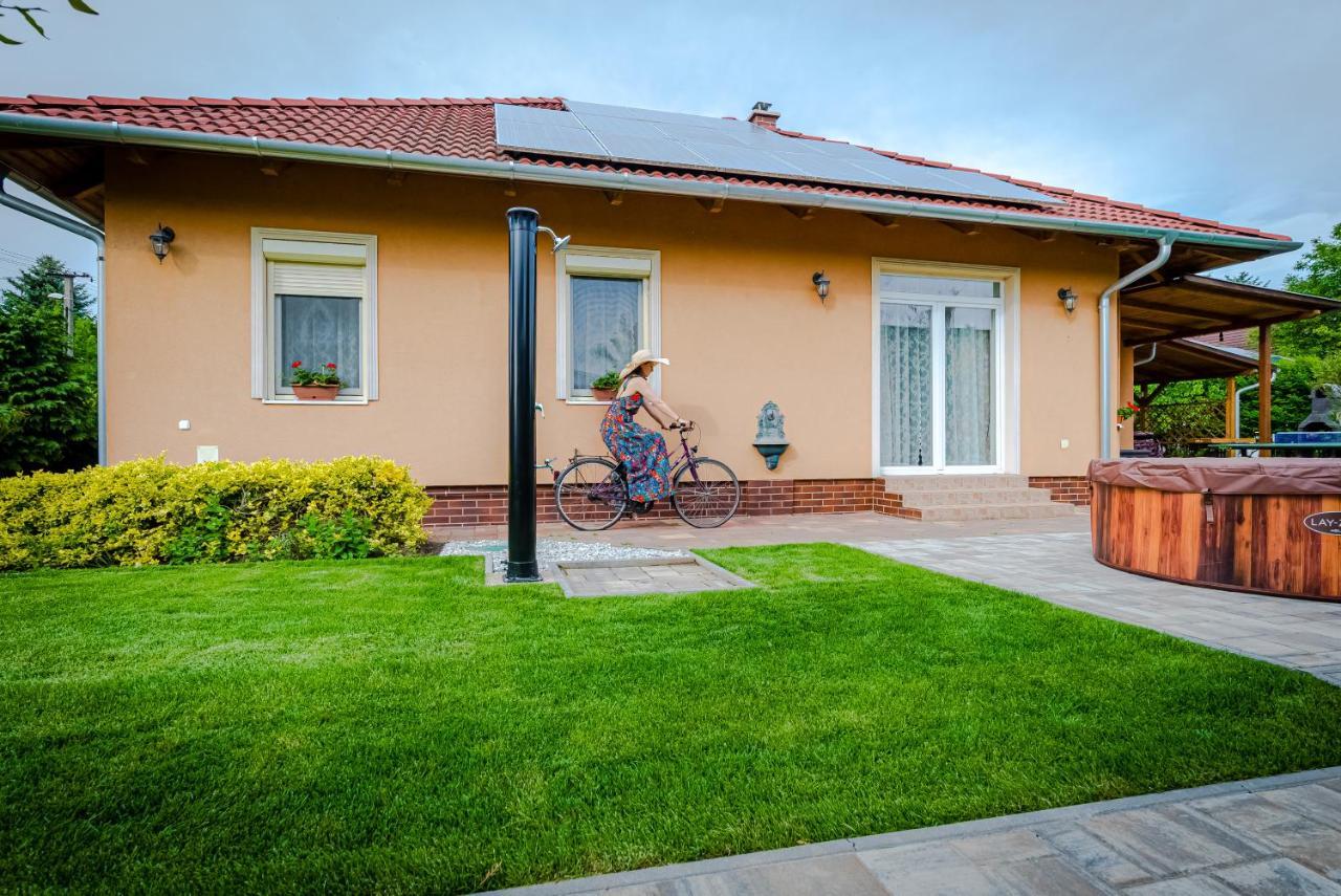 Sunny Garden Pihenohaz Villa Siofok Exterior photo